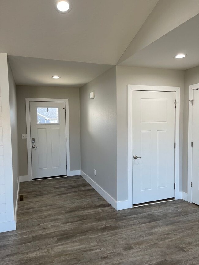 Building Photo - Built in 2020! 3 Bed 2 Bath w/ FENCE and UF Walk Out Basement