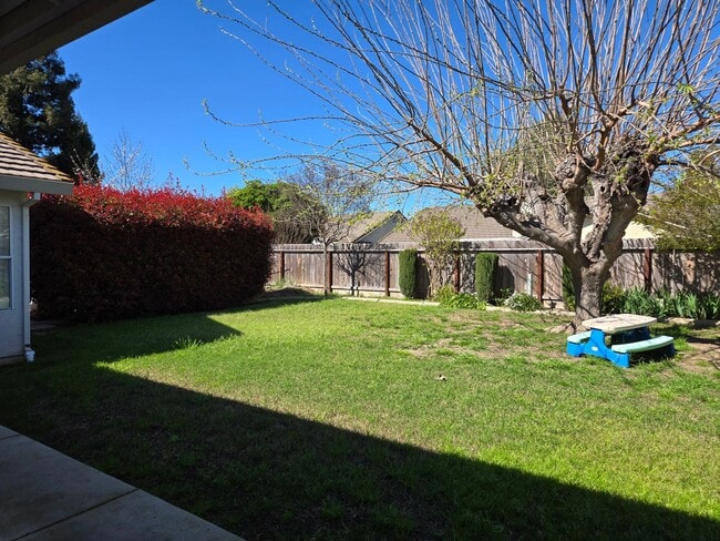 Building Photo - Charming 3BD/2BA Home in Quiet Cul-De-Sac with Solar & Included Landscaping