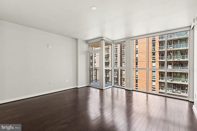 Building Photo - 1025 1st St SE