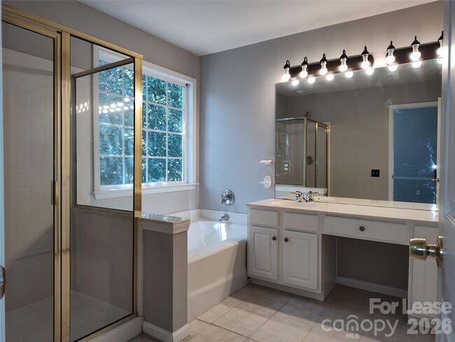Building Photo - 4018 Manor House Dr
