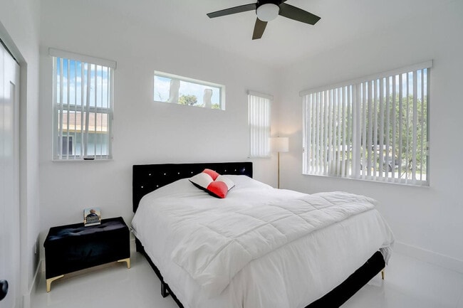 Building Photo - 2962 NW 10th Ct