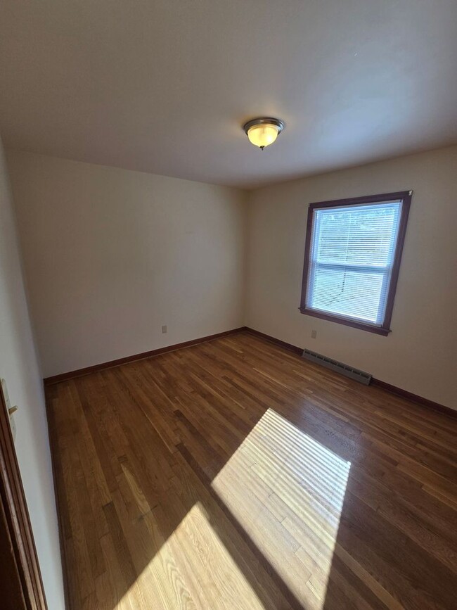 Building Photo - NEWLY REMODELED 3 BEDROOM HOUSE