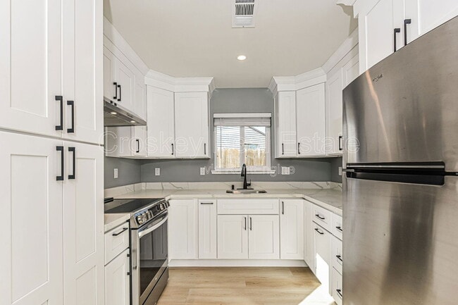 Building Photo - 45 Banchio St