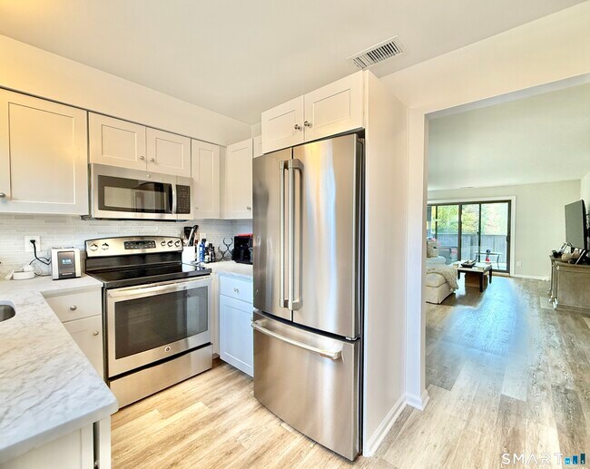 Building Photo - 129 Rowayton Woods Dr