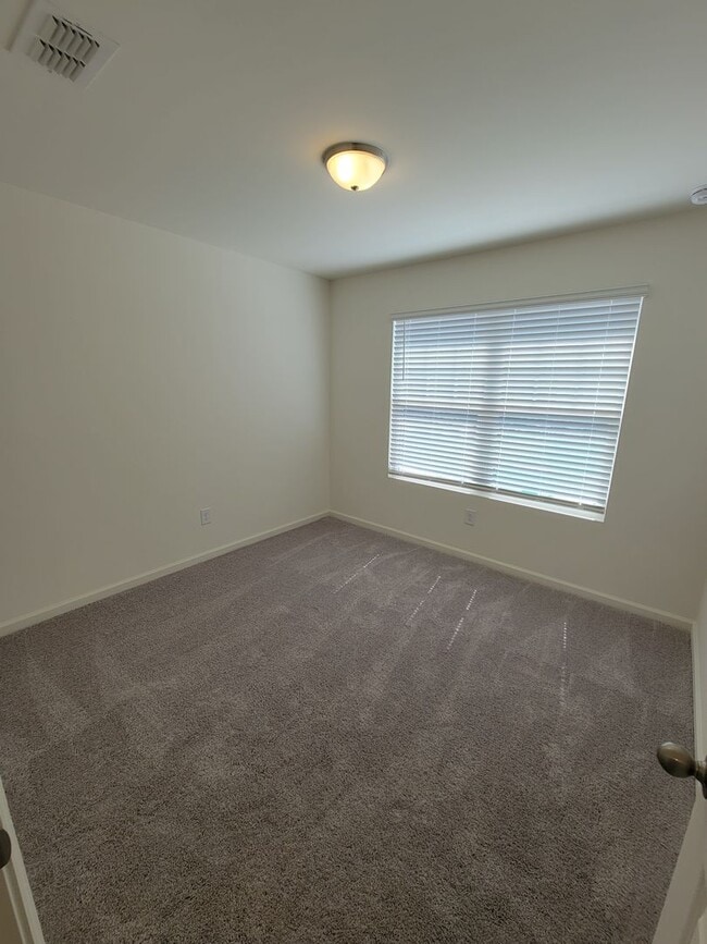 Building Photo - Townhome in McDonough!