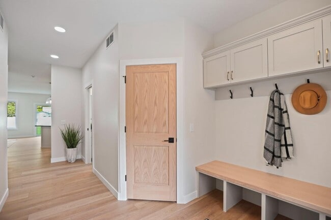 Building Photo - 614 6th St NW