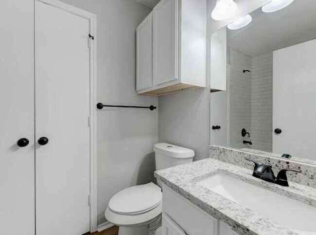 Building Photo - 2BED/ 1.5BATH