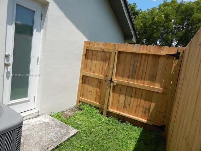 Building Photo - 11530 SW 92nd St