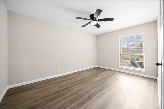 Building Photo - 8826 Tanager St