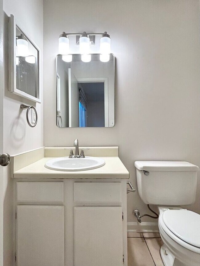 Building Photo - Alpharetta 3 Bedroom-2 Bathroom, Minutes From 400, Dining and Shopping.