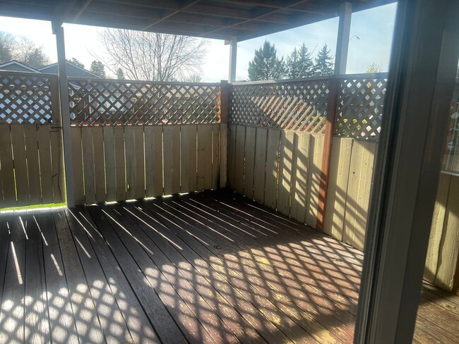 Building Photo - Open Concept: 3 Bed, 1.5 Bath Hidden Gem!