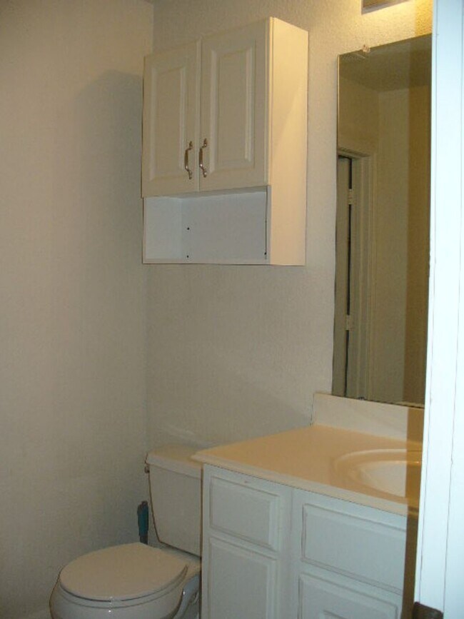 Building Photo - Cozy 3/2 ready for move-in.