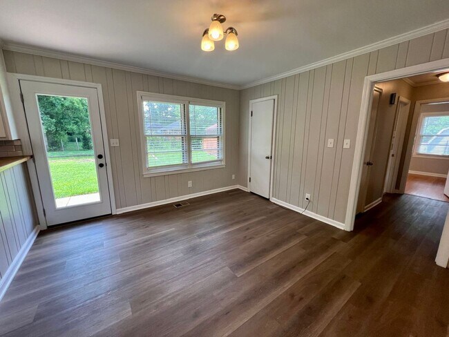 Building Photo - 3BR 1.5BA, All Brick Ranch Home *Fenced Backyard*