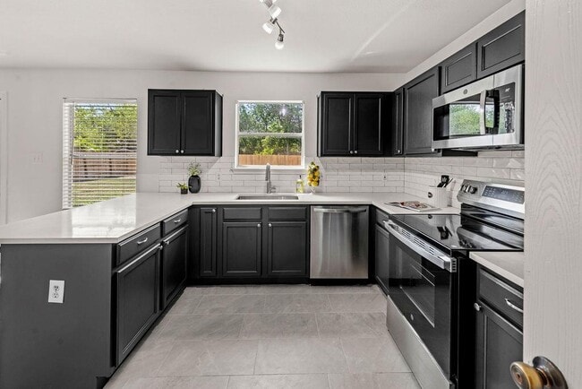 Building Photo - 525 Meadow Park Dr