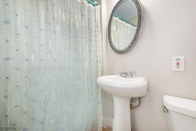 Building Photo - 19 Southwynde Dr