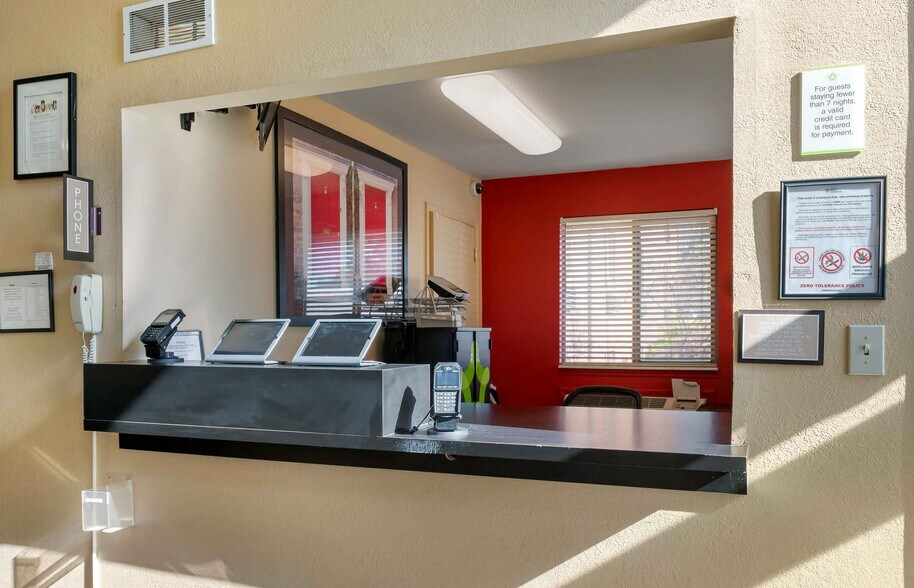 Building Photo - Furnished Studio-Cincinnati - Blue Ash - Reagan Highway