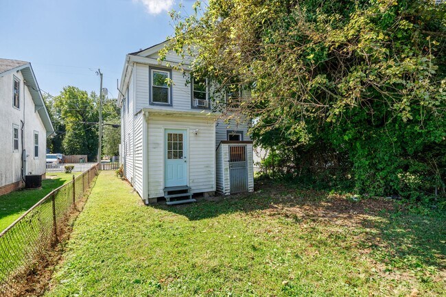 Building Photo - 3 Bedroom/1.5 Bath Northside Home ***Avail...