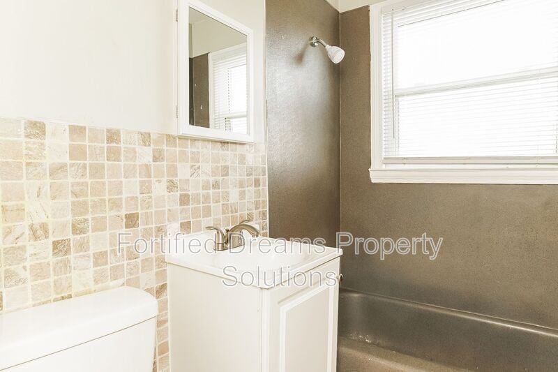 Building Photo - 2008 Row St