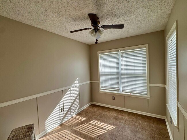 Building Photo - 812 Beaver Rd