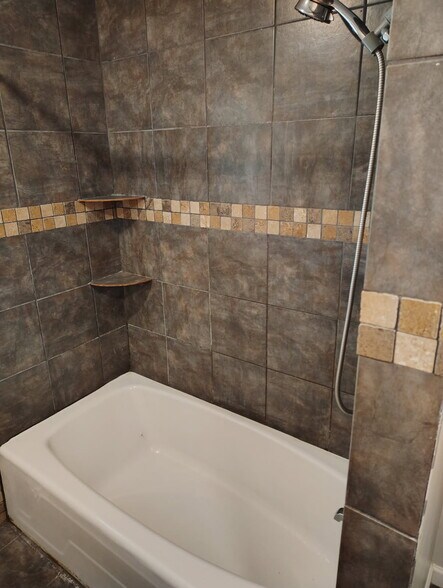 Hall bath - 174 Killian Hill Rd NW