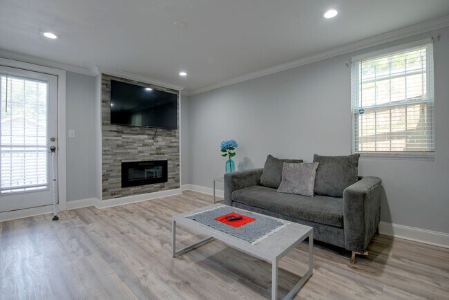Building Photo - 1055 Peeples St SW