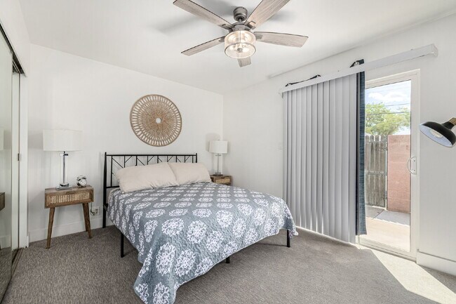Building Photo - "Charming 1-Bedroom Townhouse in Phoenix –...