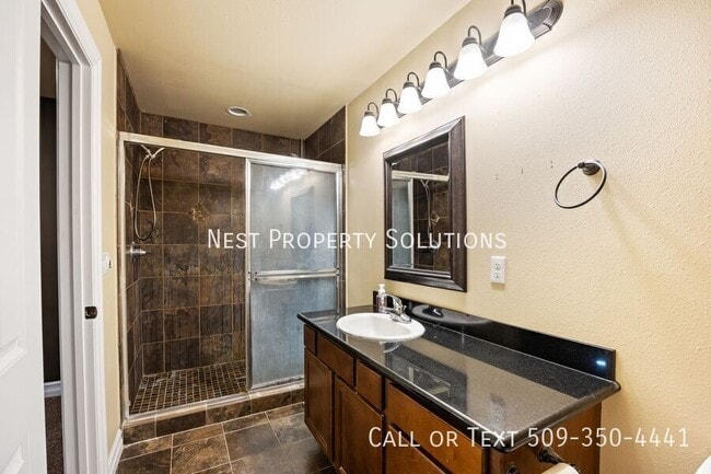 Building Photo - 547 S Bayside St