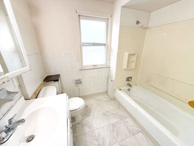 Building Photo - 3-BED, 1 BATH BEAUTIFUL SINGLE- FAMILY HOME IN MAPLE HEIGHTS!