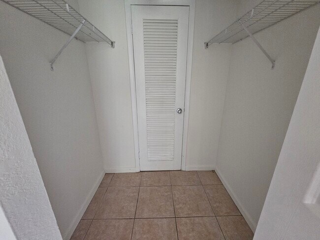 Building Photo - 120 Sparrow Dr