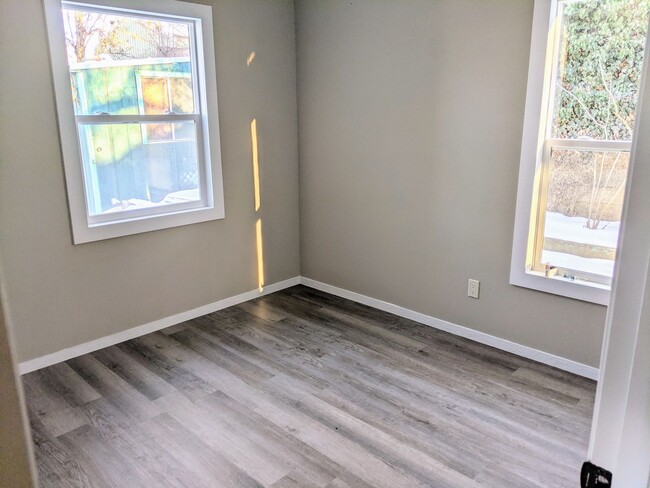 Building Photo - Newly Renovated 2 Bedroom, 1 Bath