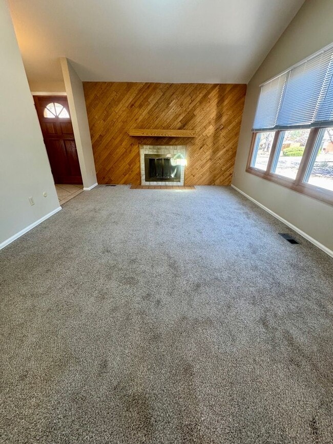 Building Photo - 4 Bedroom Home in Villa Loma-Available NOW