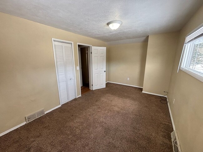 Building Photo - 3 Bedroom House