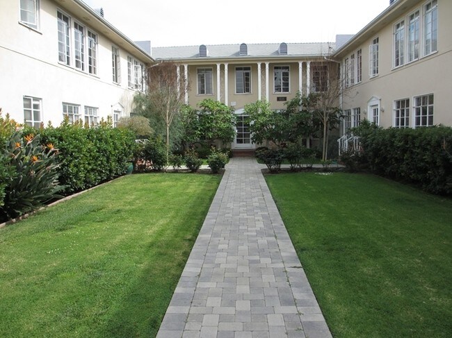 Building Photo - 614-618 San Vicente Blvd