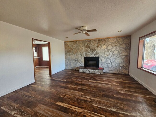 Building Photo - Charming 3-Bedroom Home