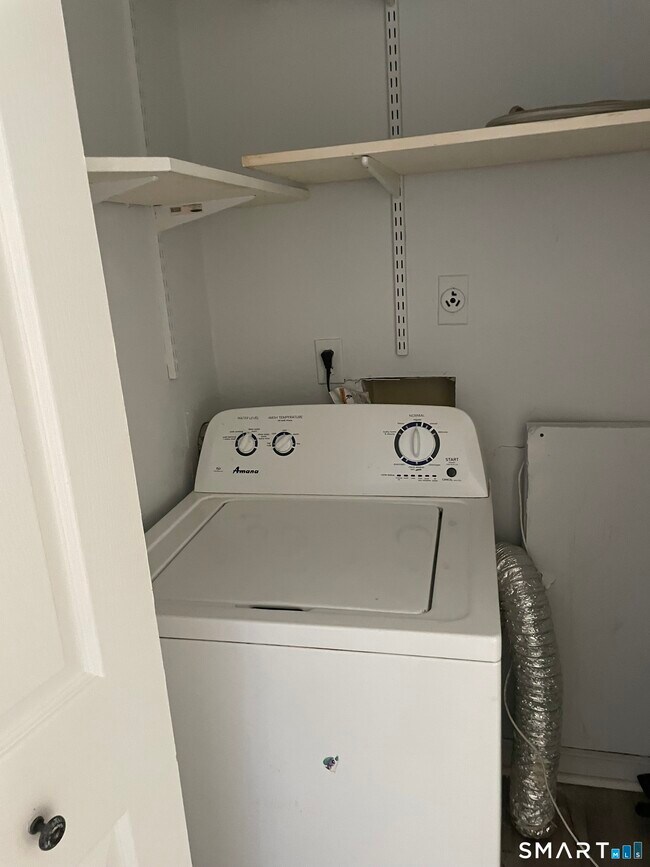 Building Photo - 925 Oronoke Rd