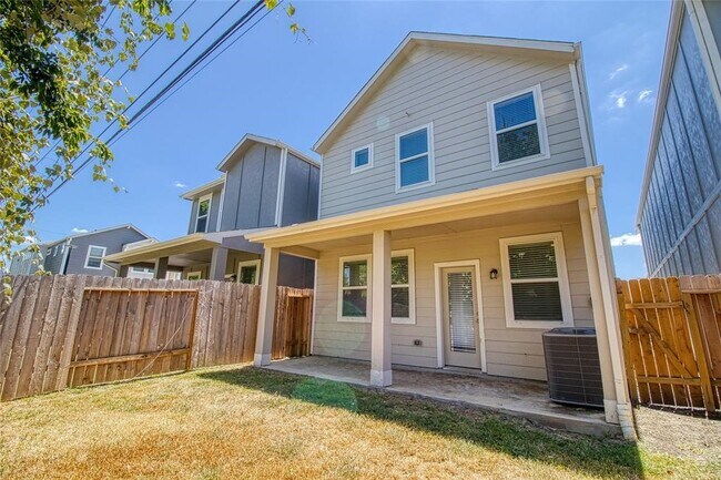 Building Photo - 16012 Oregon Oak Dr