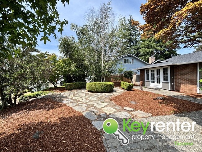 Building Photo - Stylishly Updated Lakewood Home in Seclude...