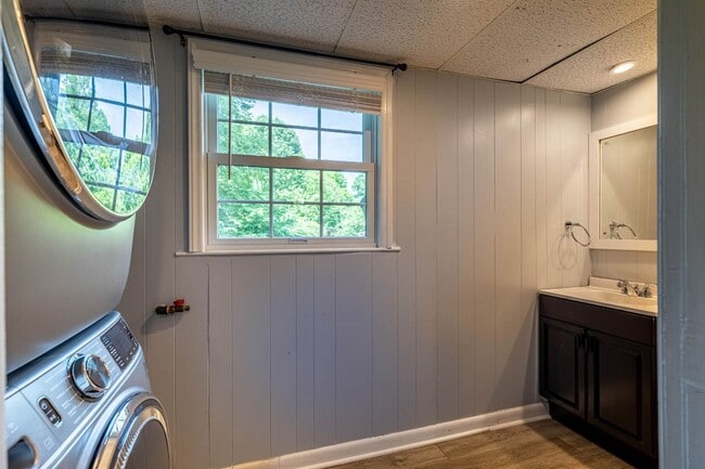Building Photo - 4222 Arbutus Dr