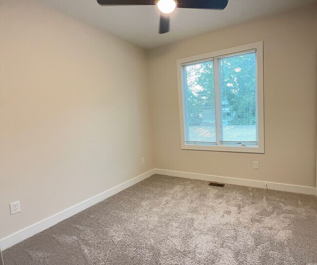 Building Photo - 3BR Home w/ 2-Car Garage | Prime Norfolk Location