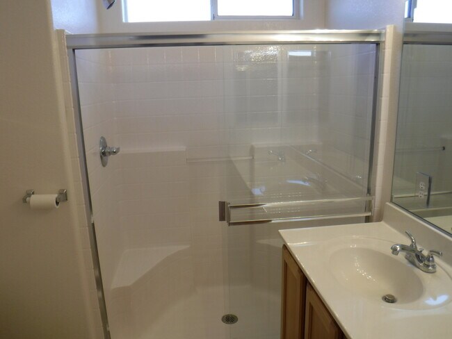 Building Photo - 3 BEDROOM HOME IN GATED COMMUNITY WITH COM...