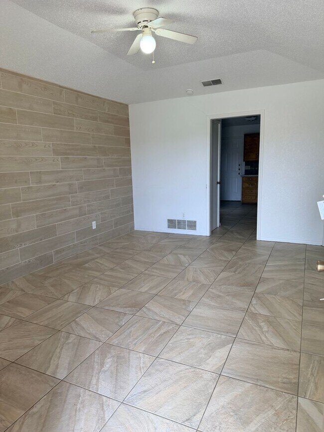 Building Photo - 205 Horseshoe Dr