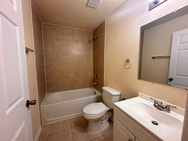 Building Photo - 906 SE 12th Terrace