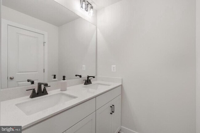 Building Photo - 45176 Drowes Ter