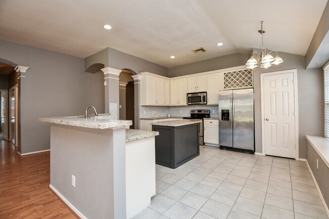 Building Photo - 4622 Forest Home Dr