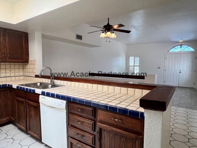 Building Photo - Three Bedroom Townhouse