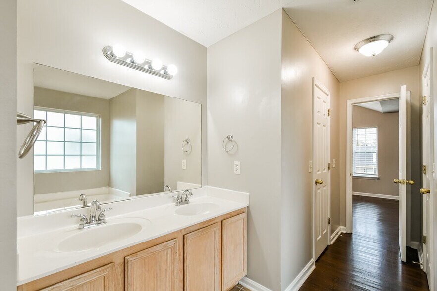 Building Photo - 878 Lavergne Ln