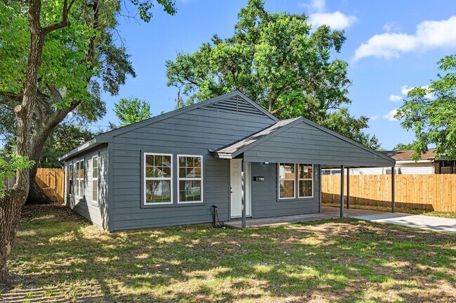 Building Photo - 2108 Camille St