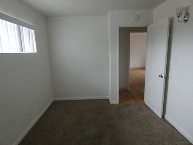 Building Photo - Light and Bright Upstairs One Bedroom Apar...