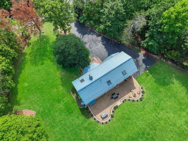 Building Photo - 338 Clove Rd