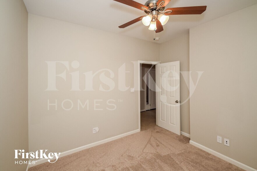 Building Photo - 2136 Parsons Dr